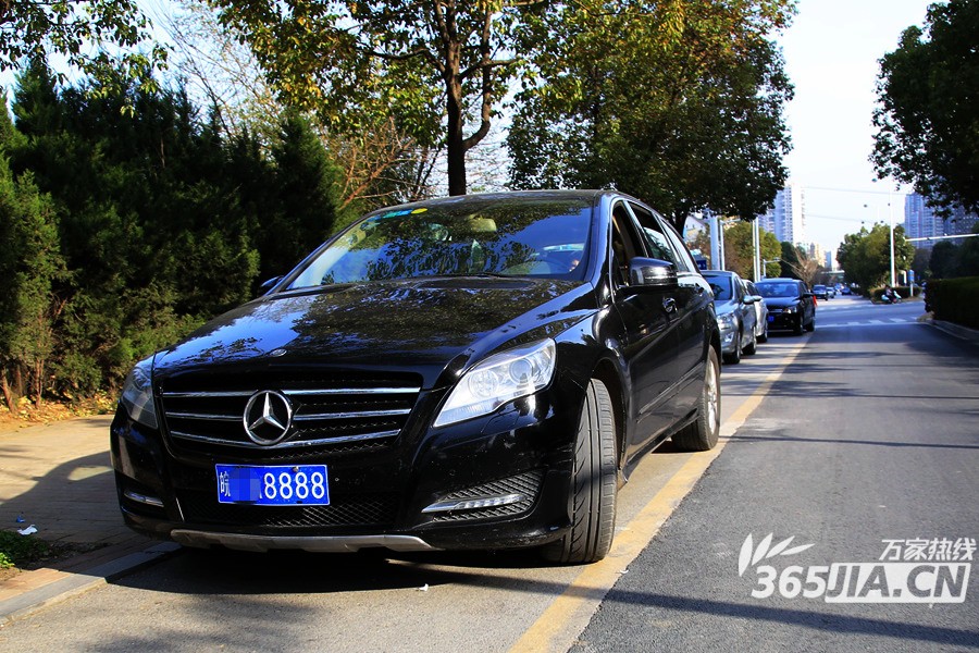 合肥八中开学校外豪车云集惊现“6666”“8888”车牌号