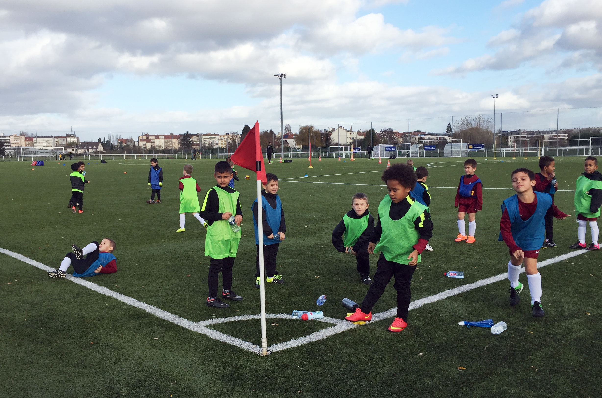 足球训练对小孩的成长有什么帮助,黎教练足球