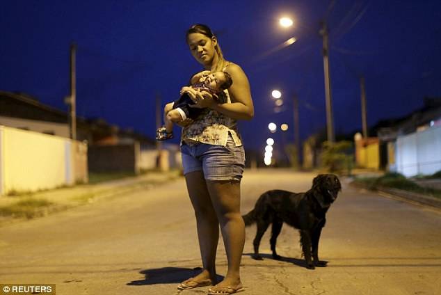 这位妈妈有两个患小头症的女儿，她家的画风是这样的