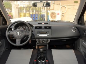 进口雨燕油耗,雨燕操控好还是飞度好