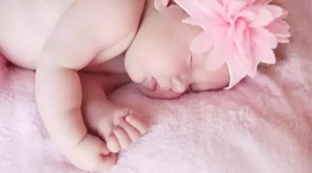 宝宝高烧抽搐怎么办,宝宝发高烧抽搐妈妈打赤脚送医院