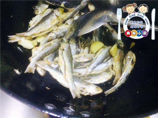 大蒜烧咸鱼做法,大蒜烧咸鱼步骤