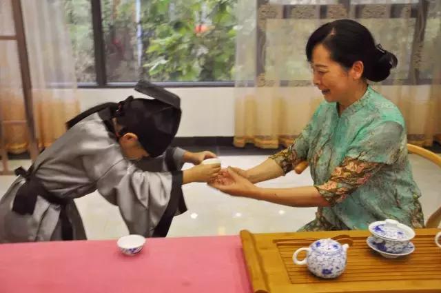 田螺姑娘在水里,水缸里的田螺姑娘