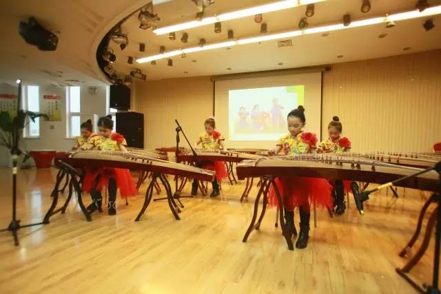 琴韵绕梁童心飞扬——青岛市妇儿活动中心古筝专业汇报演出侧记