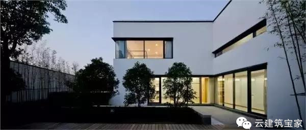 收藏家请甲级设计院回农村建了新中式别墅，巧妙设计改善西晒问题