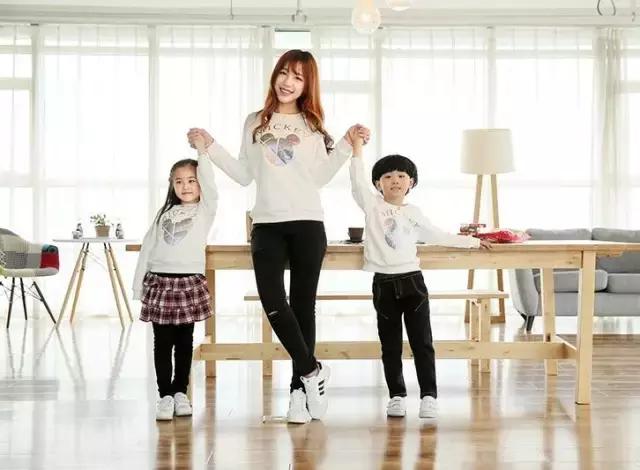 穿亲子装陪孩子一起成长,爸妈和孩子的亲子装