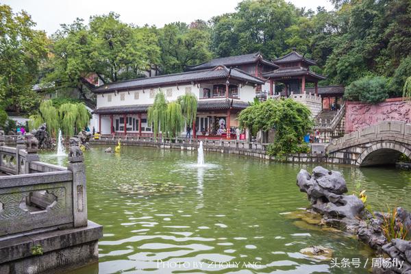 武汉专有的黄鹤楼,黄鹤楼是武汉著名的景点英文