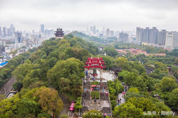 武汉专有的黄鹤楼,黄鹤楼是武汉著名的景点英文