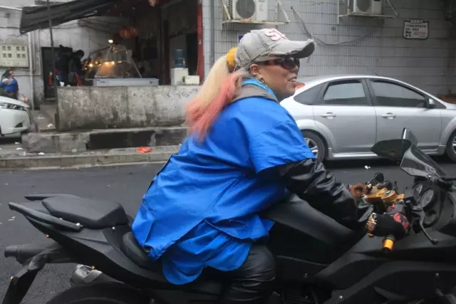 一张图帅呆所有人！温州“追风奶奶”把48岁过得如此潇洒