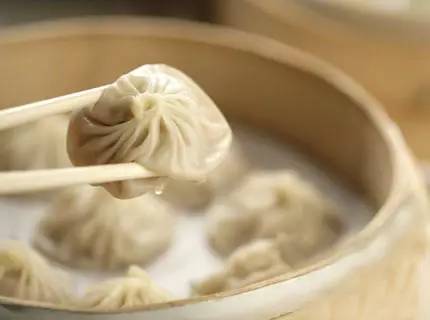 「镇生活」过年还在镇江好，镇江VS国外，100块钱能干啥？看完惊呆你！