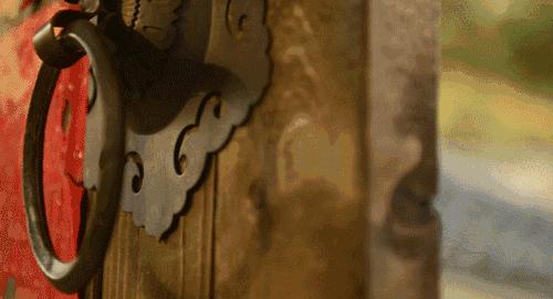 在被称做“东方瑞士”的仙境，她盖了一座令人心境荡漾的房子，森林与大海都在后花园里