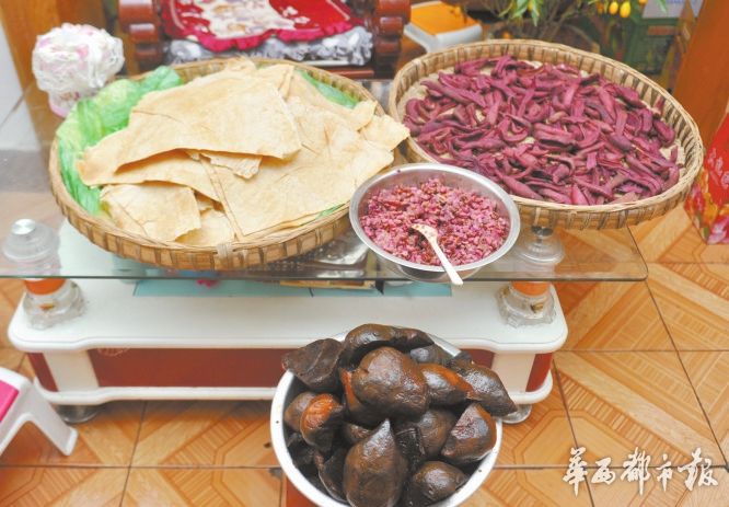 成都“煎饼大叔”感慨走红超重煎饼：那是不可辜负的母爱