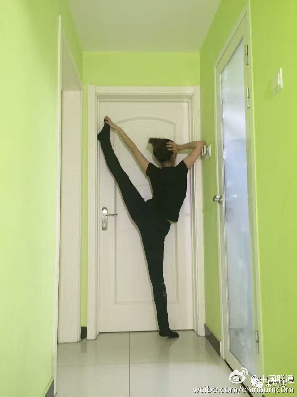 情人节充话费送对象喽丨柔妹子扭出联通LOGO来