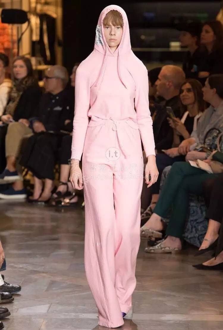 金福珠卫衣造型,少女穿加绒卫衣