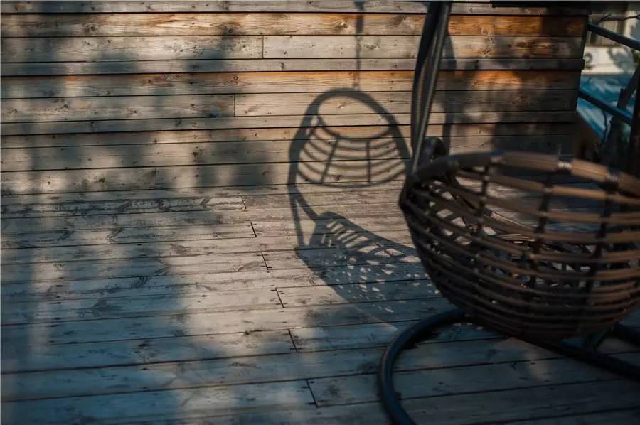 在被称做“东方瑞士”的仙境，她盖了一座令人心境荡漾的房子，森林与大海都在后花园里