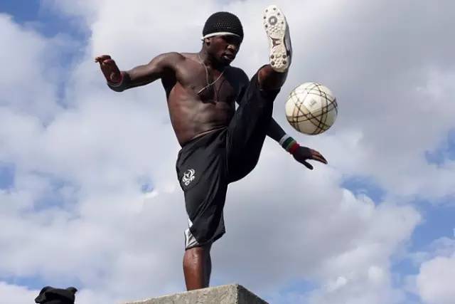 坚持踢足球，你就会发现……