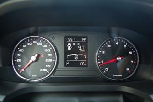 荣威i620t手动豪华配置,22款纯电动的荣威i6起步测试