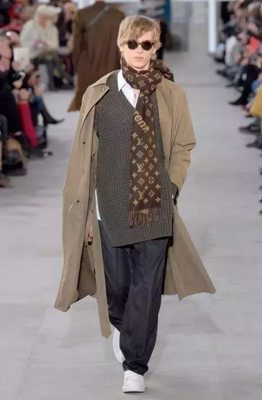 lv x supreme联名红色卫衣 (lv和supreme联名牛仔外套)