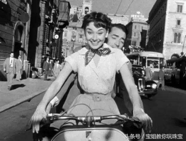 丝巾是温柔到骨子里的,丝巾女人必备