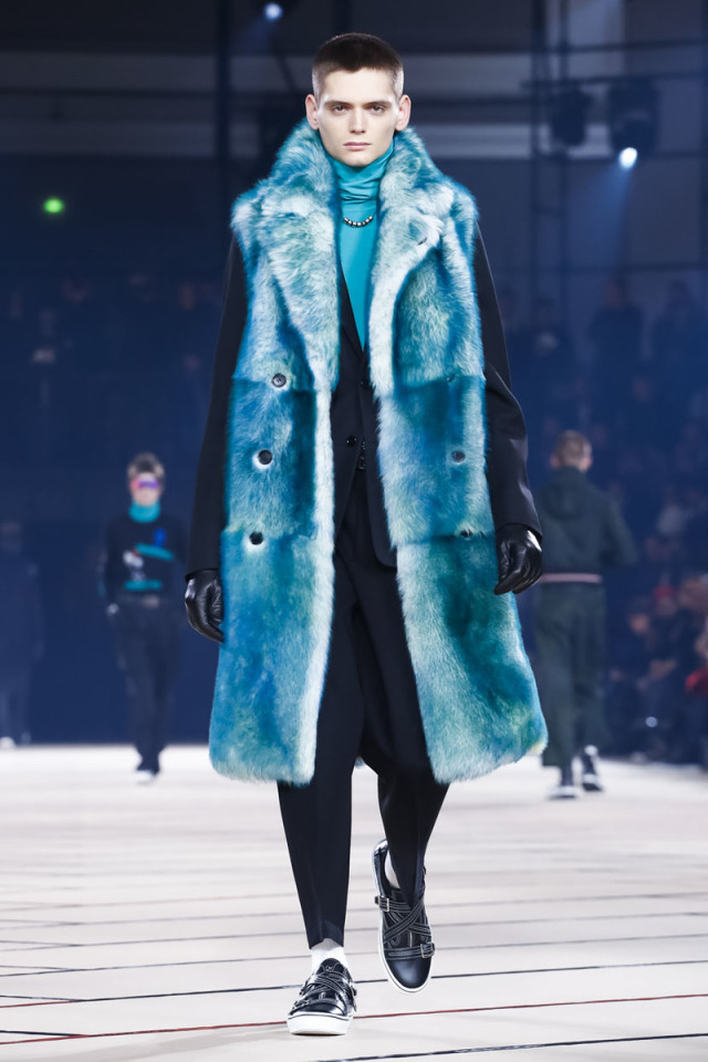 权志龙穿黑貂视频,权志龙穿黑貂演唱会