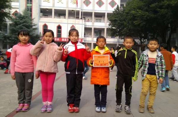 绿茵场上足球少年,绿茵场上少年英姿飒爽