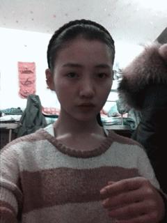 女生的嘴是撅着的,姑娘的嘴