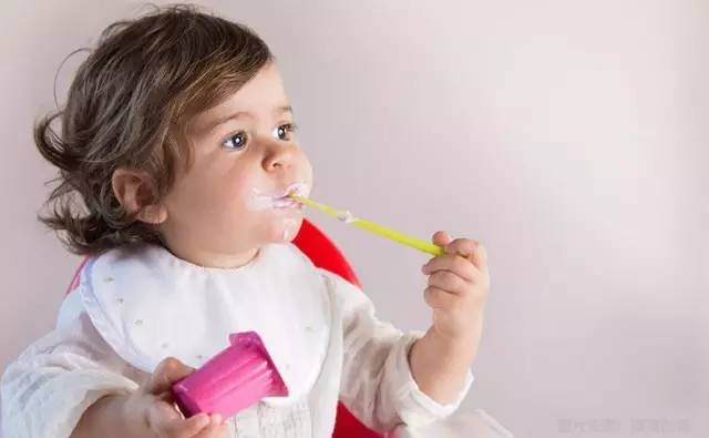 不用吸管喝酸奶的方法,吸管喝酸奶