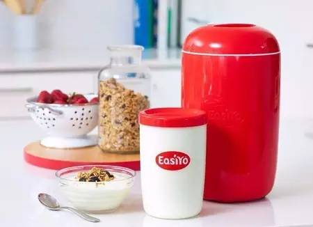 不用吸管喝酸奶的方法,吸管喝酸奶