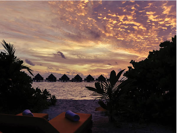 马尔代夫美居岛旅游,体验马尔代夫水屋