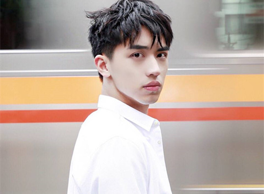 那些公认难穿的颜色，90后艺人许魏洲是怎么HOLD住的？