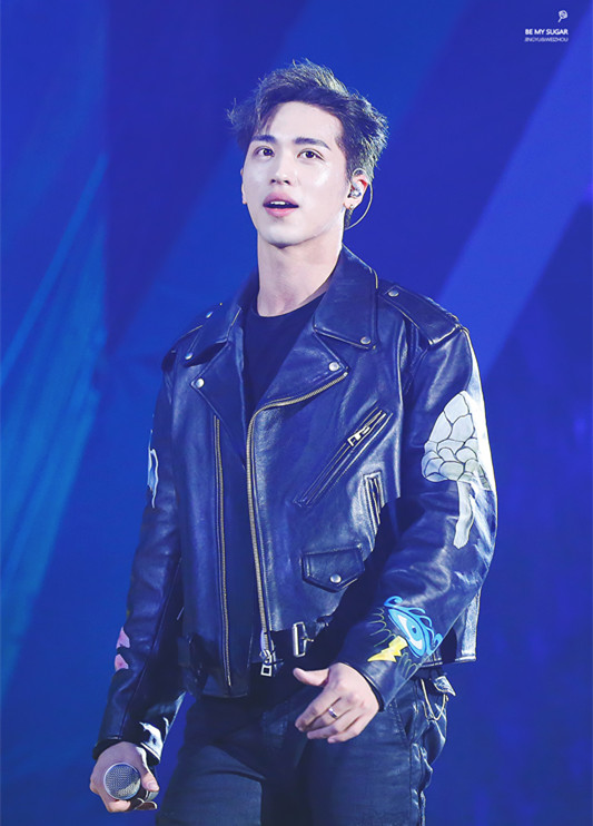 那些公认难穿的颜色，90后艺人许魏洲是怎么HOLD住的？