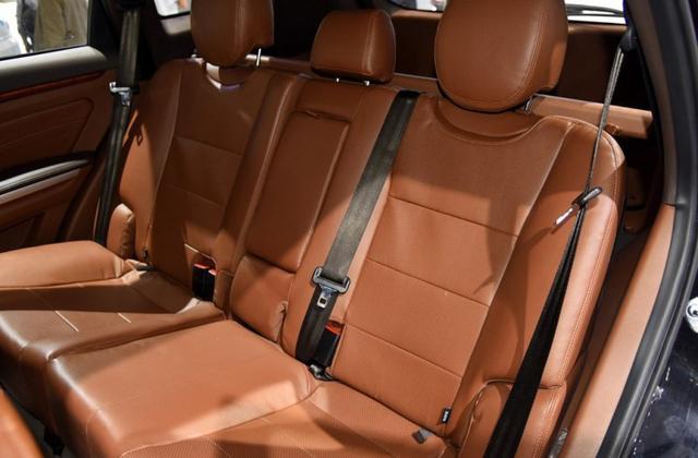 远看像保时捷的车,远看像黑色近看是紫色的车