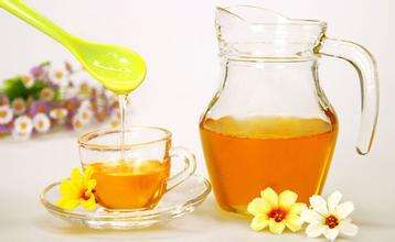 喝了白酒喝茶会解酒吗为什么,酒后喝茶水不解酒反而伤身体