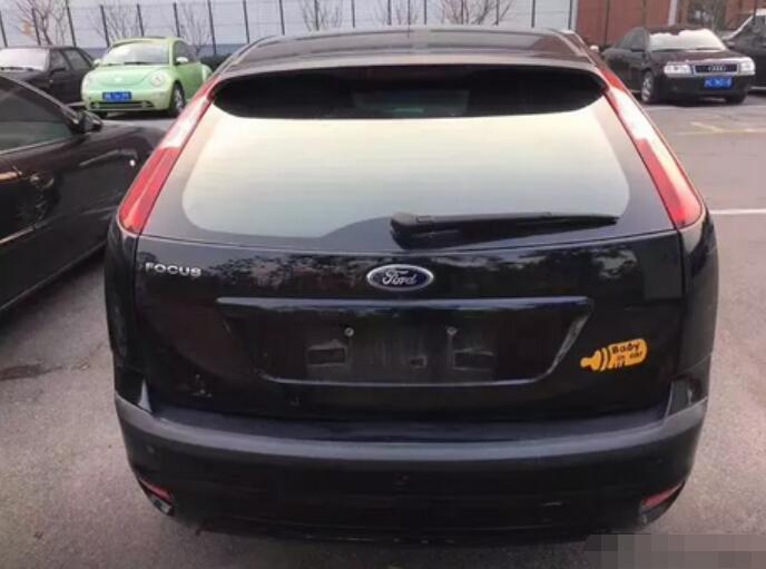 福特福克斯2007款自动三厢2.0落地,福克斯两厢2007款