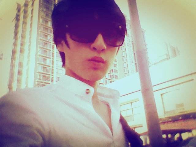 他能力出众，竟能让三教九流对他崇敬不已，而他还只是个孩子