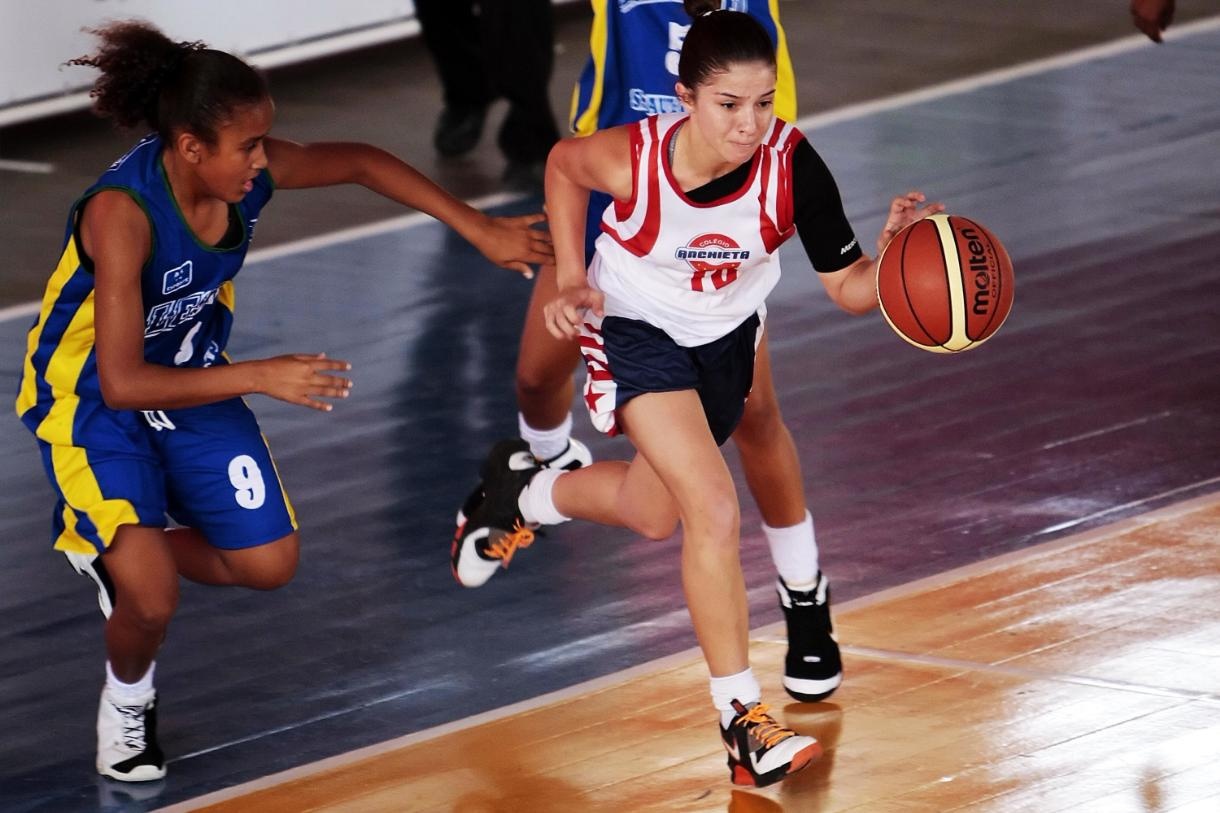 打篮球比足球累,打篮球和踢球哪个比较累