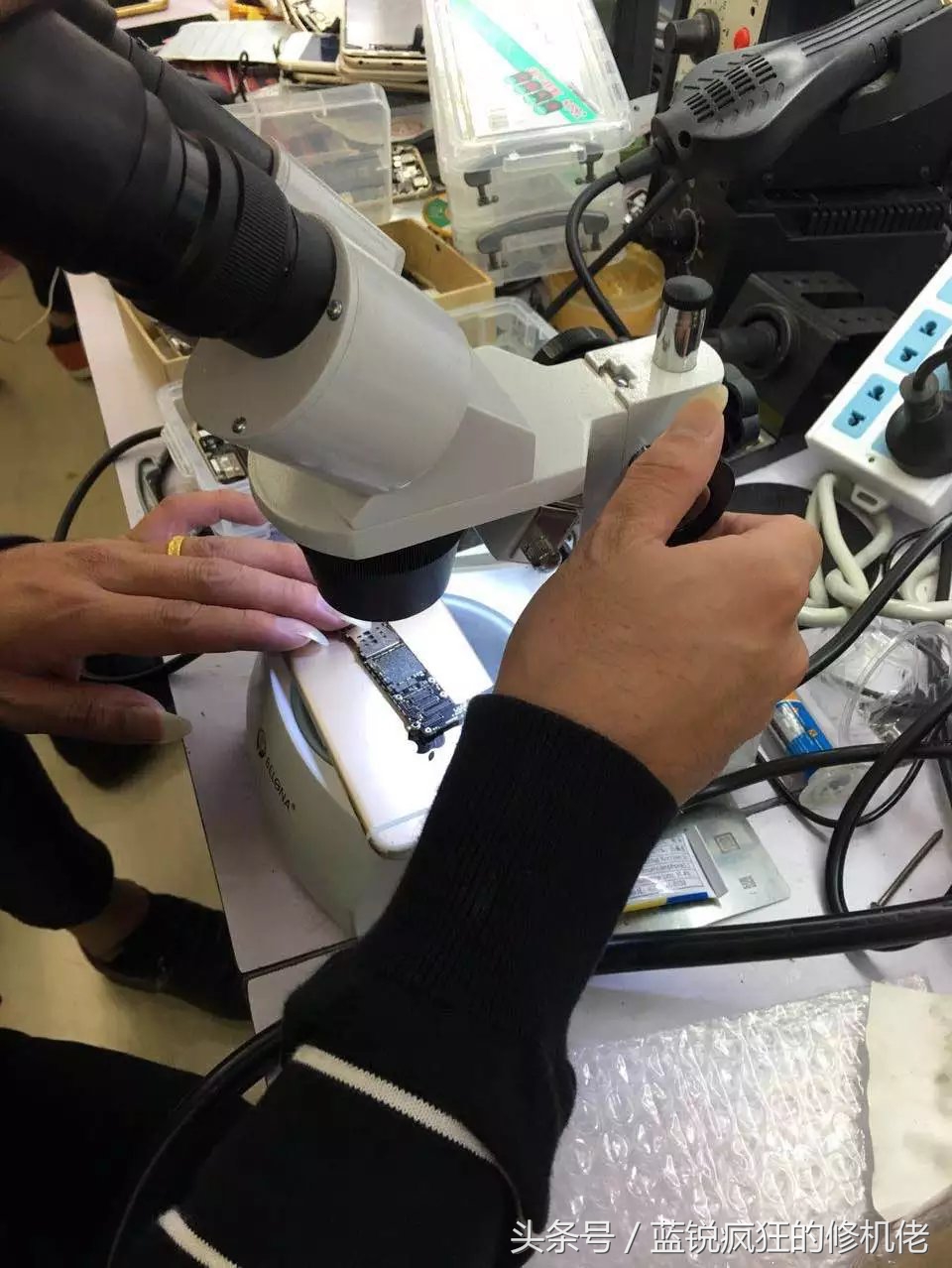 苹果13手机死机屏幕动不了,苹果手机死机黑屏了怎样解决