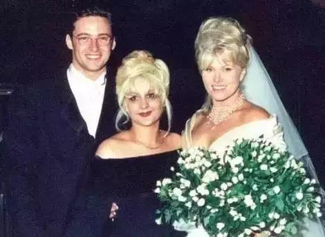 休杰克曼还会不会演金刚狼了 (休杰克曼牵手爱妻现身)