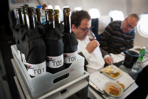 飞机上3项免费服务,飞机上的4种隐藏服务