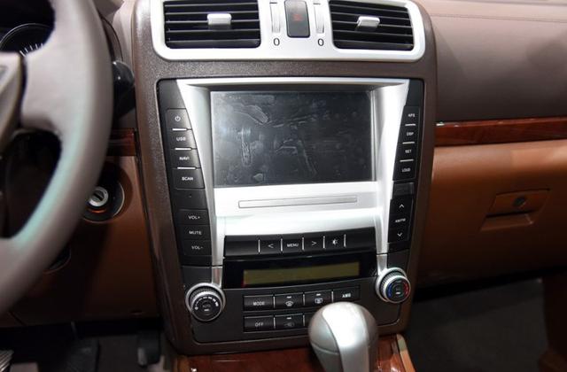 远看像保时捷的车,远看像黑色近看是紫色的车