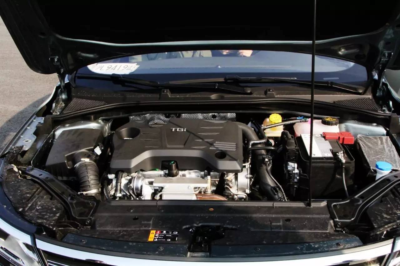 让人目前一亮的荣威i6,买一辆车送老爸