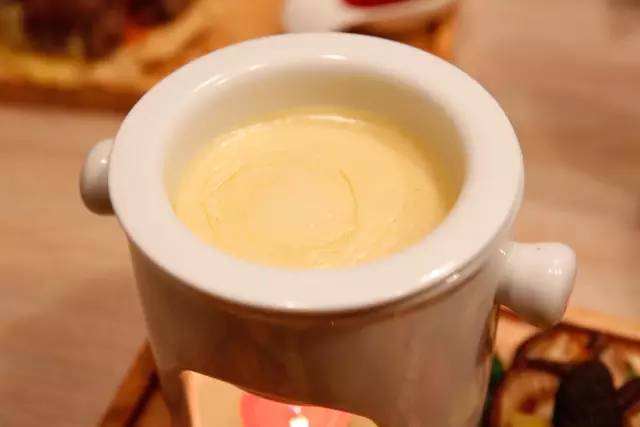 这家店靠一块INS美食博主的星空蛋糕，就把少女心秒成渣渣！涂红唇就打折，男生涂折更低！