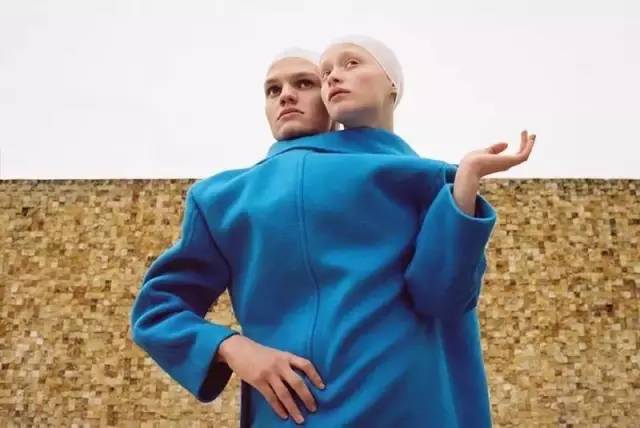 告别撞衫试试正流行的不对称衣服,适合40岁穿的小众品牌