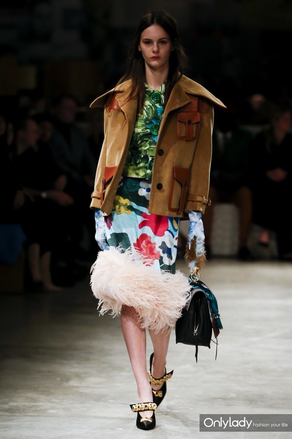 prada今夏最值得入手的包包,prada哪款包最值得入手