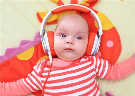如何检查宝宝听力是否正常,如何判断婴幼儿听力