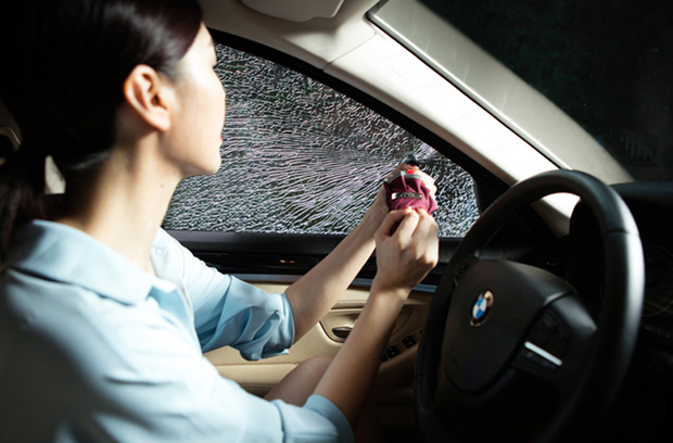 涨姿势！一把伞还能护卫生命安全，666666