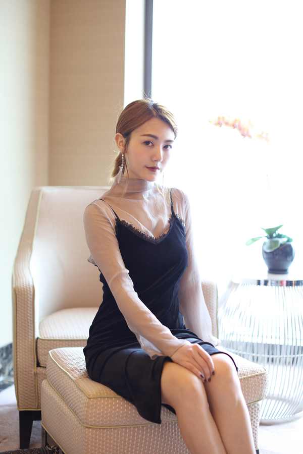 时尚洋气黑色雪纺上衣搭配直筒裤,白色雪纺裤裙搭配上衣