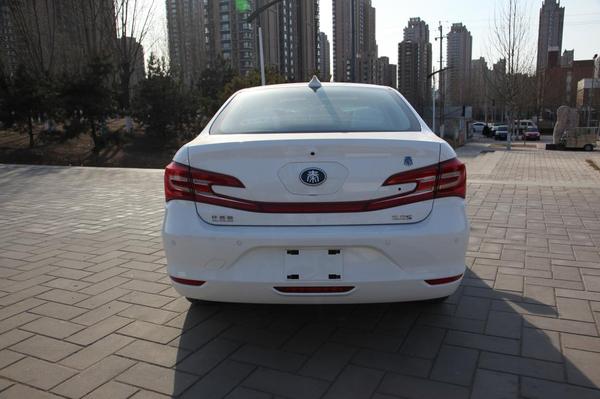 比亚迪秦100油电混合使用感受,比亚迪秦100和秦80怎么区别