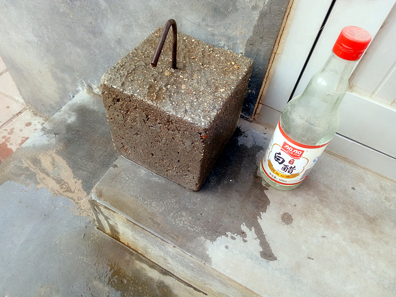 当我抬脚正要进屋时，目光突然被脚下一块顶门砖吸引了！