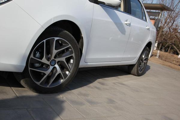 比亚迪秦100油电混合使用感受,比亚迪秦100和秦80怎么区别